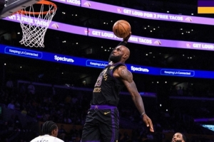 三连胜！湖人发布赢球海报：封面为詹姆斯起飞单臂暴扣瞬间