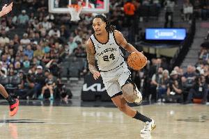 狂轰滥炸！瓦塞尔连续三分命中 马刺将分差拉开到40分以上