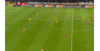 狼队后场传球失误！萨拉赫巧射近角得手，利物浦扳平！