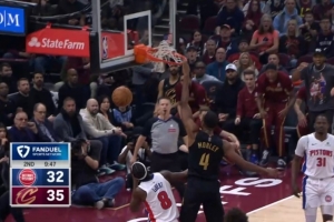 流畅丝滑！小莫布里潇洒陀螺转 单臂擒杀劈扣打停活塞！