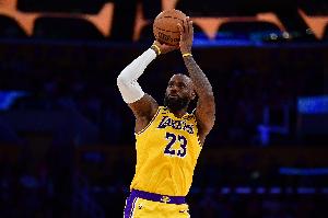 高效全能！詹姆斯12中8高效拿下21分7板7助2帽 两分球7中7