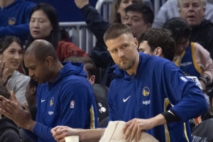 波津这赛季够呛能打也难续约 勇士用库明加换了他1场比赛使用权？