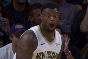 你还不解？锡安持球强攻肘翻海斯被吹进攻犯规 目瞪口呆十分惊讶