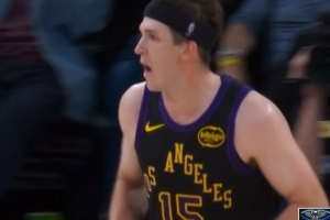 破荒！里夫斯反击上篮得手开张 此前8投0中