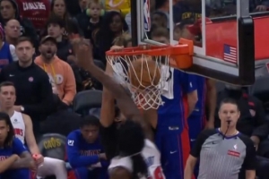 一飞冲天！克雷格·波特底线突破 过掉防守起飞双手暴扣