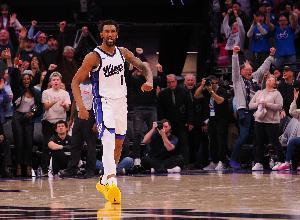 怎么投都有！蒙克单脚骑马射箭轰进压哨打板三分 首节4中4拿11分