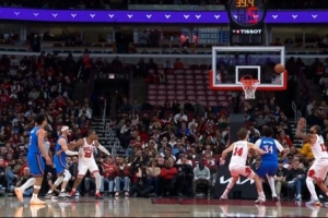 希望无碍！布泽利斯抢板时踩到肯威崴脚离场 在通道调整