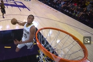 这不比扣篮大赛好看？墨菲反击一条龙 面对空篮秀精彩大风车暴扣