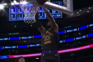 探囊取物！拉拉维亚抢断反击送妙传 詹姆斯起飞双手暴扣2分到手