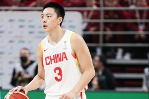 媒体人：刚结束国家队任务 胡明轩就直奔体育总局医院治疗膝伤