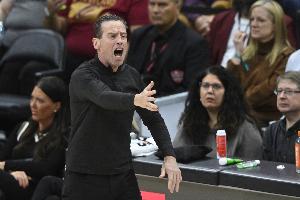 情况不妙！骑士再次失误&詹金斯突破上篮 分差仅剩5分