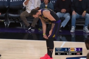 很危险啊！东契奇突破与锡安对膝表情痛苦 调整后继续打