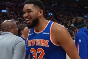 笑嘻了！巴雷特随意传球 唐斯眼疾手快抢断反击单臂滑翔劈扣！