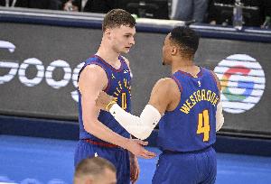 布劳恩：威少推动我每晚都要全力以赴 不然我位置很可能被他顶替