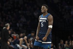 攻防顶尖才是超巨！华子7三分+5断带队逆转 全场狂砍41分6板1帽