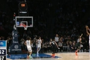 谁说我冒充职业球员？吕佩尔底角接球 出手压哨三分球进灯亮