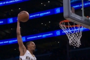 石破天惊！琼斯抢断反击 墨菲罚球线一步起飞超远滑翔战斧暴扣