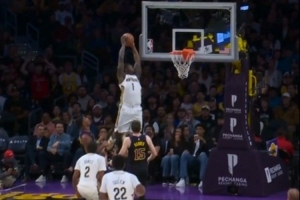 会飞的胖虎！琼斯送抛传 锡安冲天而起双手空接炸筐