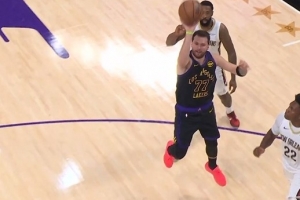 见缝插针！东契奇穿越包夹顺势出手 空心命中加罚也有