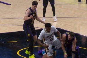 卖力！东契奇积极回防干扰奎因上篮 倒地拼抢还为湖人赢得球权