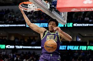 扣篮真帅！墨菲首节6中4高效拿下11分1板2助1断