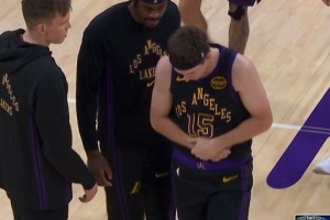 无大碍！里夫斯切球扭到手腕 湖人叫停调整后继续作战