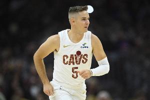 今天挺铁的！梅里尔半场6投仅1中得3分 其他数据均为0&三分5中1