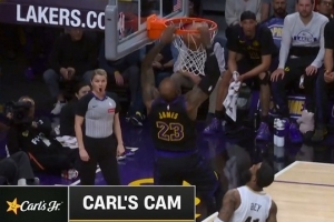 仙人指路！斯玛特送精准长传 詹姆斯篮下起飞双手空接暴扣