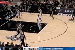 今天手感不错！文班开场外线超远三分开炮 压哨轰进开门红