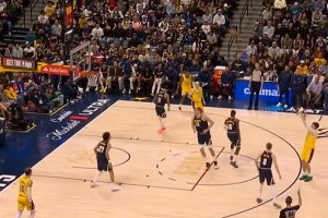 偏得离谱！拉拉维亚弧顶大空位三分三不沾出界 目前4中0未得分