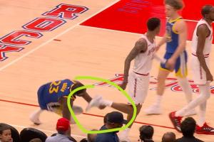 技犯！追梦被小贾撞翻 起身后抓了一下小贾的脚踝！