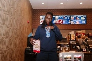 霍勒迪组织团建！赛后带着大家一起在孟菲斯看电影