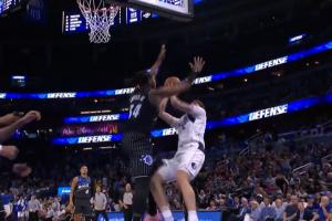 超巨表现！弗拉格关键大帽卡特回身 顶着后者打进失衡2+1！