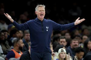 太喜感！被谢泼德打了两个 科尔暂停时双手合十求大家好好防守