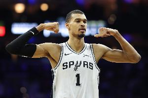 怎么没人防我？文班找回手感打爆对位 39分钟砍38分16板3助5帽