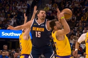 约基奇失误被断&反抢打到东契奇脸被吹犯规 掘金挑战失败