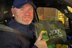 给小老弟宣传下！太阳报：鲁尼到林加德的餐厅打包，微笑竖大拇指