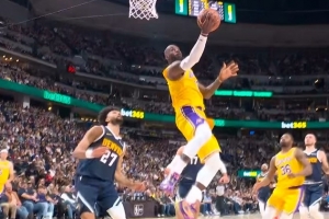 掌控进攻！詹姆斯连续冲筐得分&造杀伤 助攻海斯吃饼暴扣