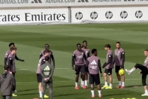 记者：卡马文加现身皇马备战塞尔塔赛前训练，此前因牙疼缺席比赛