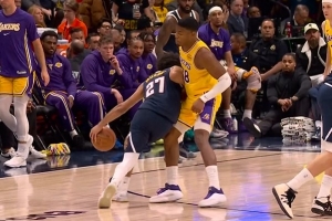 无大碍！穆雷持球强攻被顶到膝盖 简单调整后继续作战