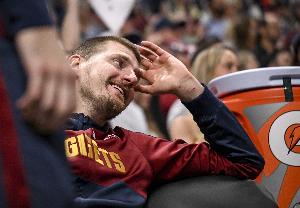 帕森斯：不觉得约基奇爱假摔 他不像有些球员每回合都摔得很过分