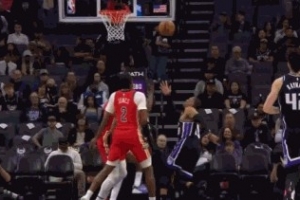 神来之笔！威少一条龙欧洲步失衡随手一抛打成2+1