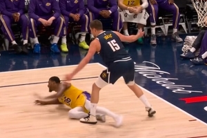 玩老鹰捉小鸡呢？斯玛特先犯规 随后卡位造成约基奇犯规