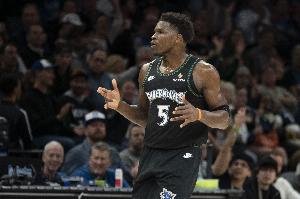 芬奇：爱德华兹打得非常有耐心没勉强进攻 防守端也很出色