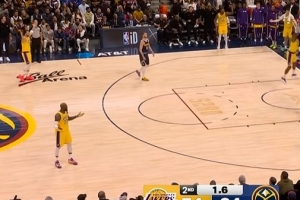 太难了！詹姆斯对抗防守转身失衡强投命中后倒地 裁判没有表示