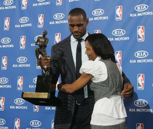 詹姆斯：母亲生我时只有16岁 我从小就立志要改变我和母亲的命运