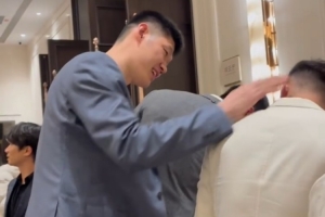 偷袭！全明星周末活动现场 胡金秋轻拍高诗岩后脑勺 随后轻抚一番