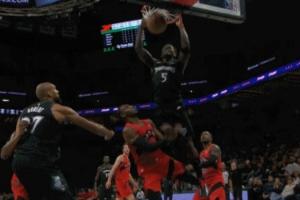 太生猛了！爱德华兹双手隔扣巴雷特手都扣疼了 这手臂太壮了啊！