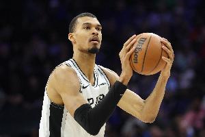 攻防无解！文班亚马首节6中4砍下12分 三分3中2&送出2次封盖