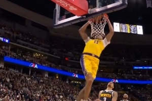 一飞冲天！斯玛特抢断反击送抛传 海斯起飞双手空接暴扣